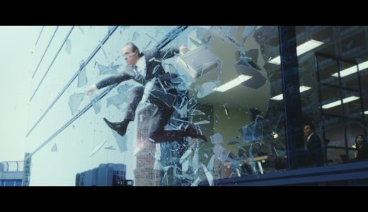 【めっちゃ面白い！！】宇宙人ジョーンズがパワー全開でガラス窓や壁を突き破る！爽快CMを公開『アイアンボス』